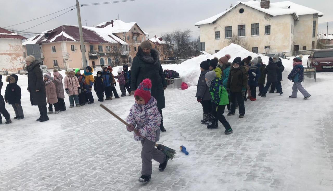 Работники КДЦ провели для учеников начальной школы День Снеговика