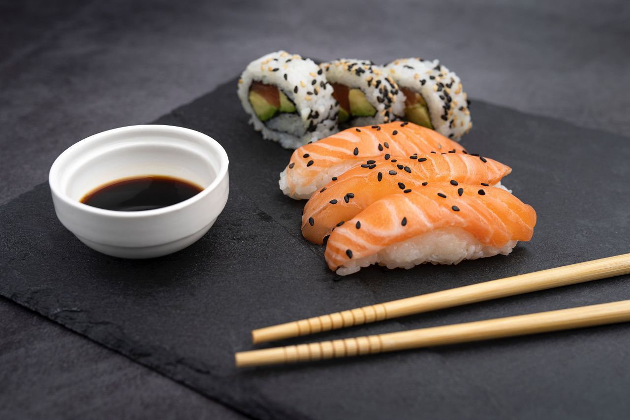 Быстрая доставка свежих роллов и суши в Воткинске от Makarolls: наслаждайтесь вкусом Японии прямо у себя дома