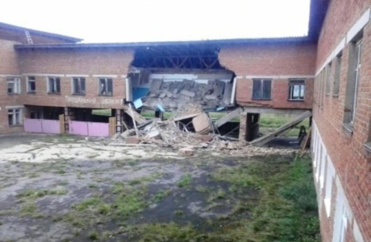 В Иркутской области обрушилось здание школы. Детей отправили по домам