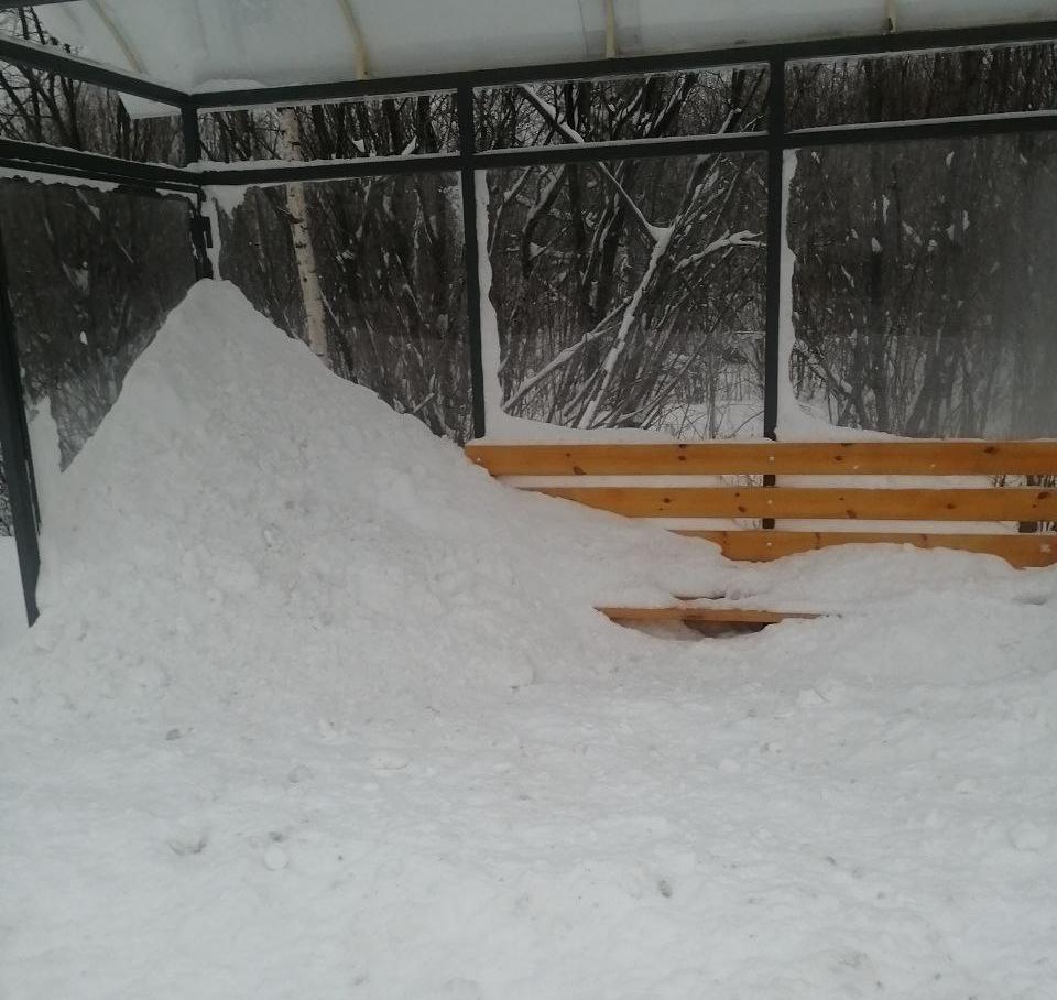 Волчанцы жалуются на заваленные снегом остановки возле садов «Горняк» и «КАРЗ»