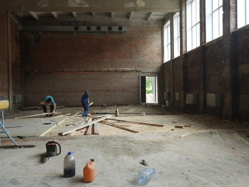 На сегодняшний день рабочие занимаются ремонтом внутренних помещений школы. На фото – спортивный зал. Фото: Максим Ижболдин, «ПроВолчанск»