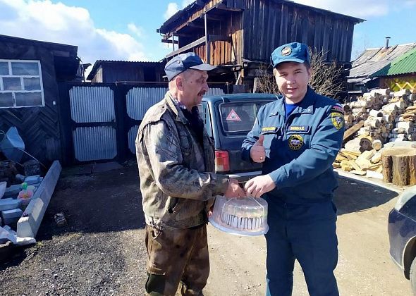 Волчанские пожарные поздравили своих ветеранов, которые отдали службе более 35 лет