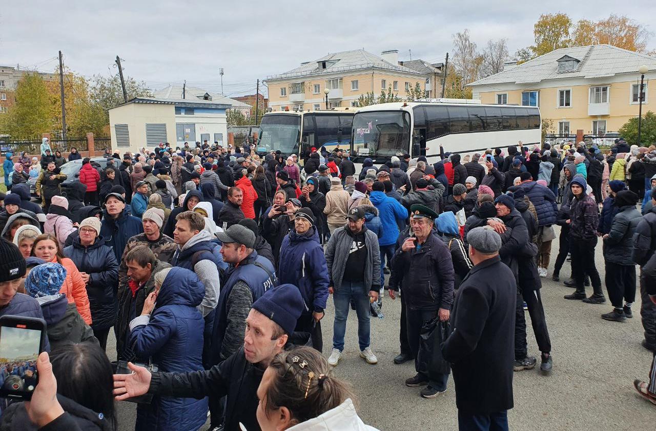 Вчера местный военкомат отправил на службу еще более ста мобилизованных