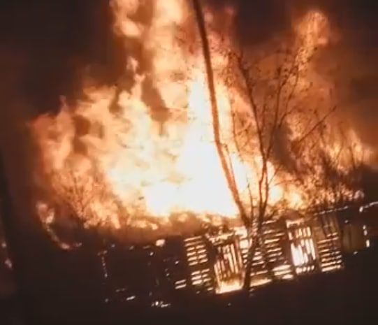 В Волчанске горели сараи. Была угроза распространения на жилые дома