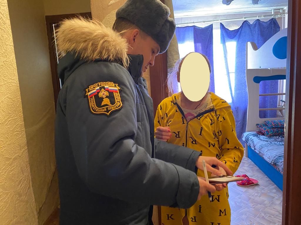 Сотрудники МЧС и МВД посетили семьи с детьми, которые находятся на домашнем обучении