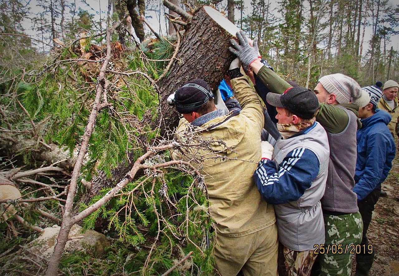 Организаторы марафона «Конжак» и волонтеры готовят гору к предстоящим соревнованиям