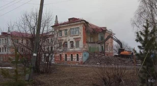 В Волчанске сносят аварийный корпус городской больницы