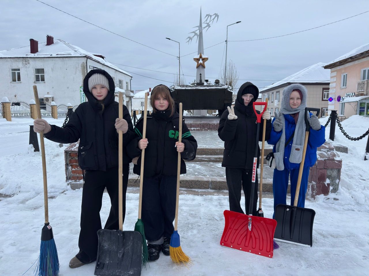 Волчанские школьники очистили от снега памятник воинам-интернационалистам