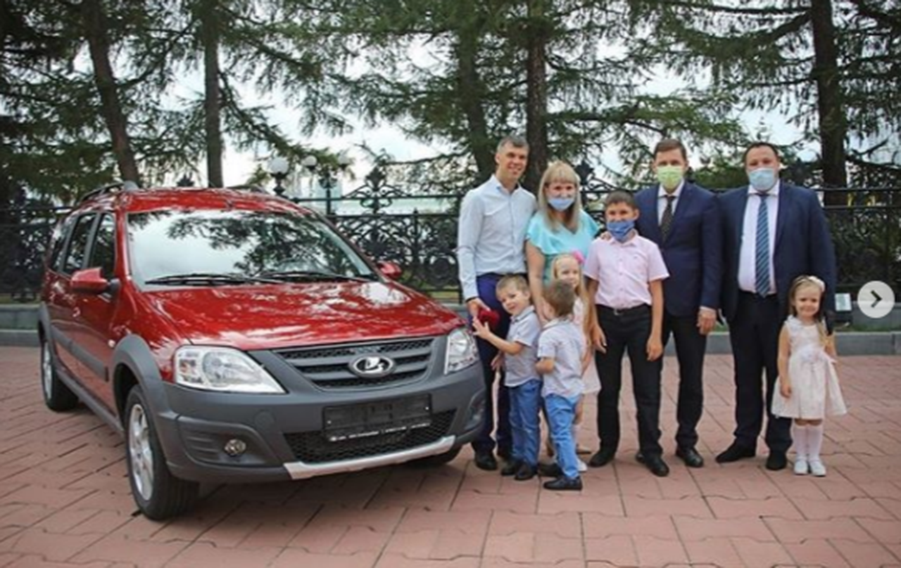 Многодетной семье из Волчанска подарили автомобиль