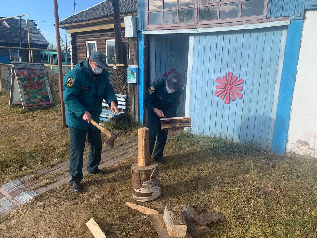 Волчанские пожарные помогли пенсионерке с заготовкой дров на зиму