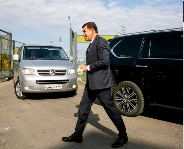 Евгений Куйвашев попросил мэров отдать автомобили администраций врачам