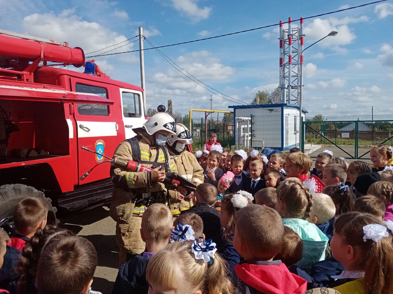 Волчанские пожарные на 1 сентября приехали в школу №23 и провели там урок ОБЖ
