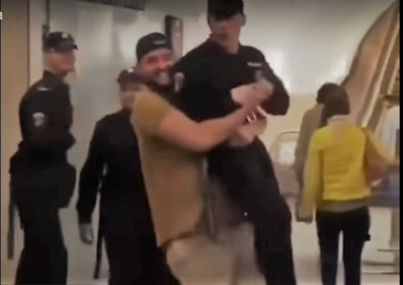 Поднял нацгвардейца на руки - штраф 20 тысяч рублей