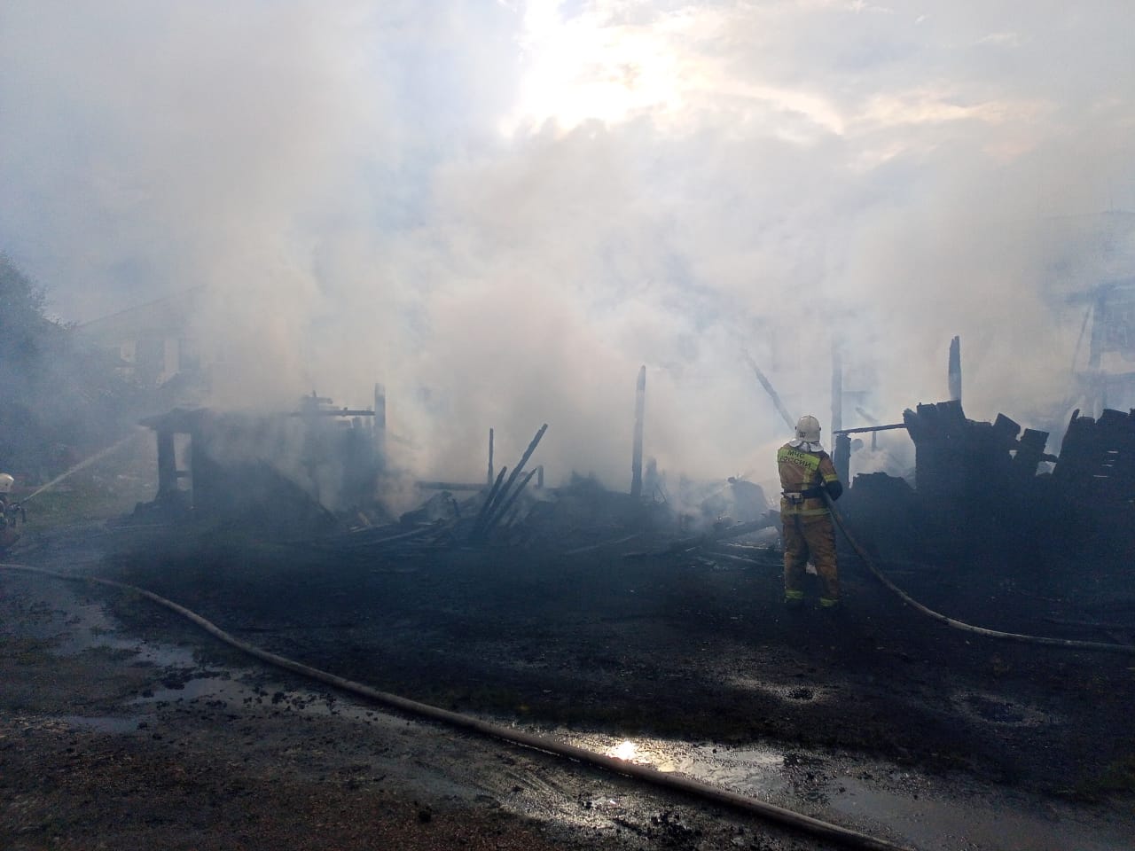 В Волчанске сгорели заброшенные сараи