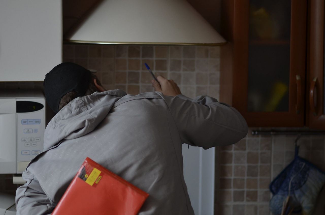 Опять проверка. Зачем в домах так часто проверяют вентиляцию и почему проверяющих нужно пускать