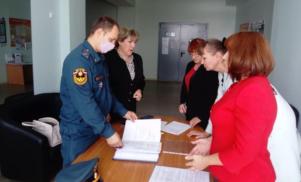 Волчанские школы проверили на пожарную безопасность