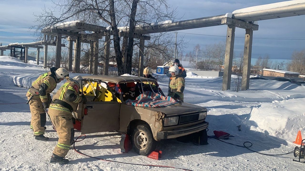 Волчанские пожарные лучше всех в отряде вскрыли автомобиль