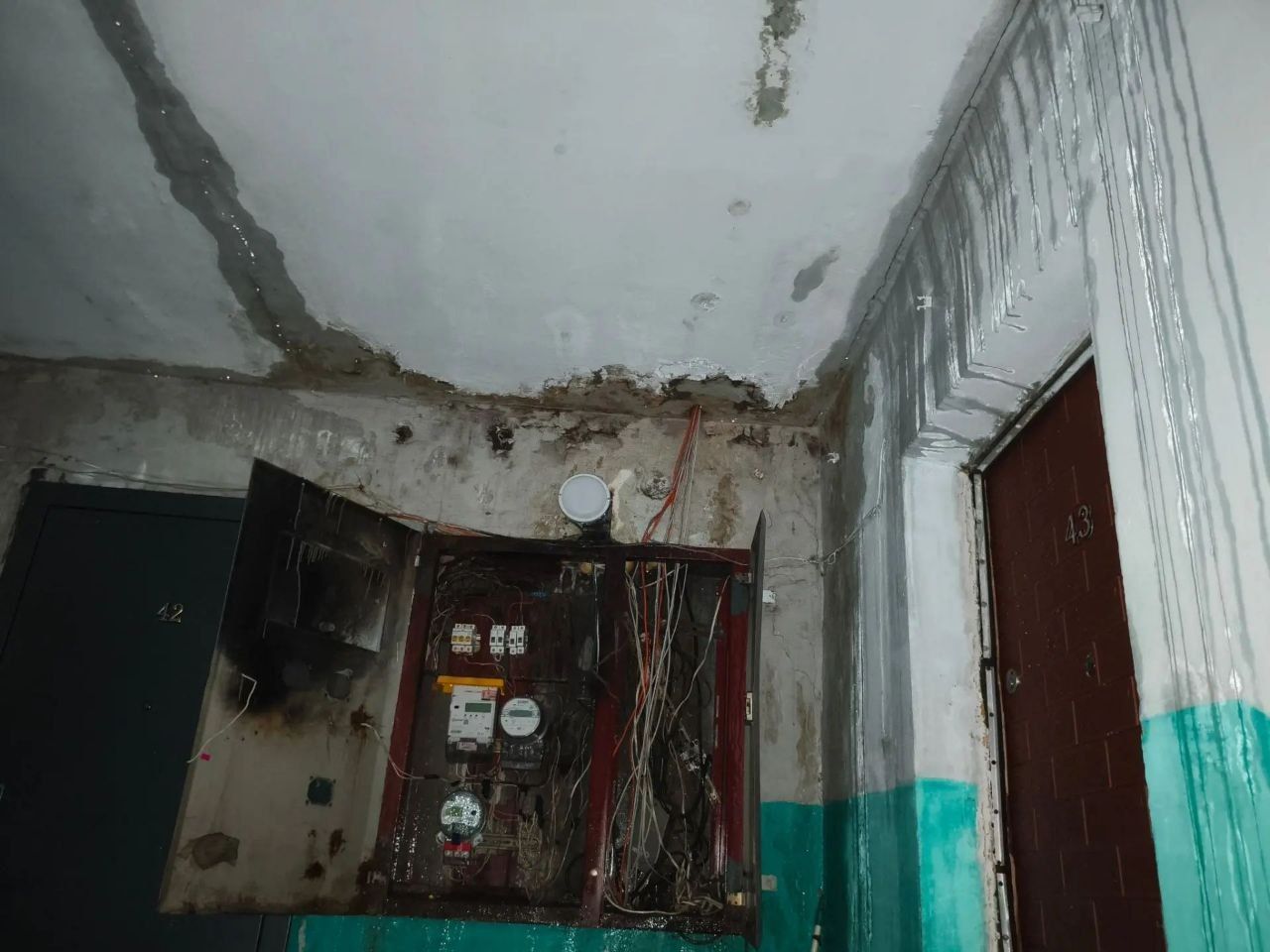 Пятиэтажный дом на Краснотурьинской заливает дождевой водой