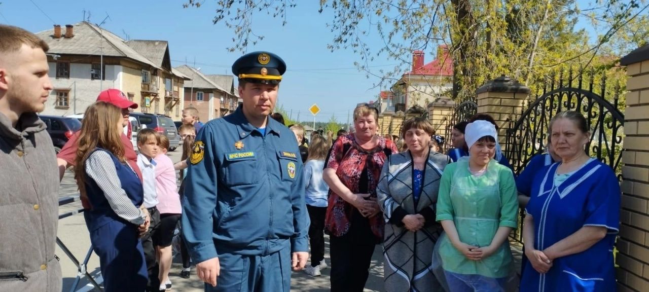 Волчанские пожарные проверили, как быстро эвакуируются ученики школы №23