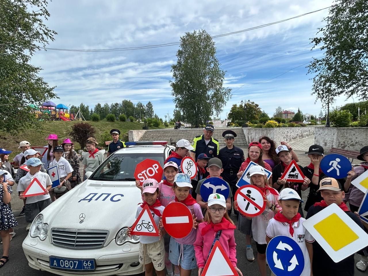 Автоинспекторы провели урок безопасности для детей в городском лагере