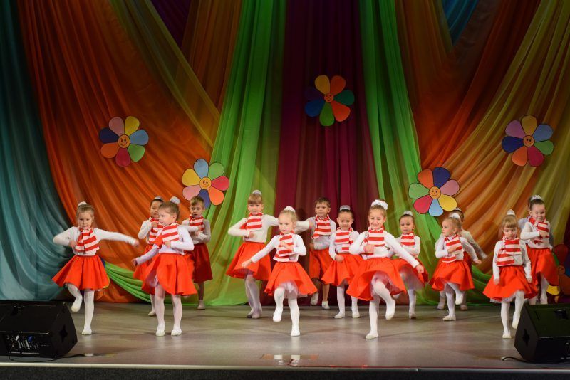 В волчанском фестивале «Разноцветик» приняли участие сотни детей