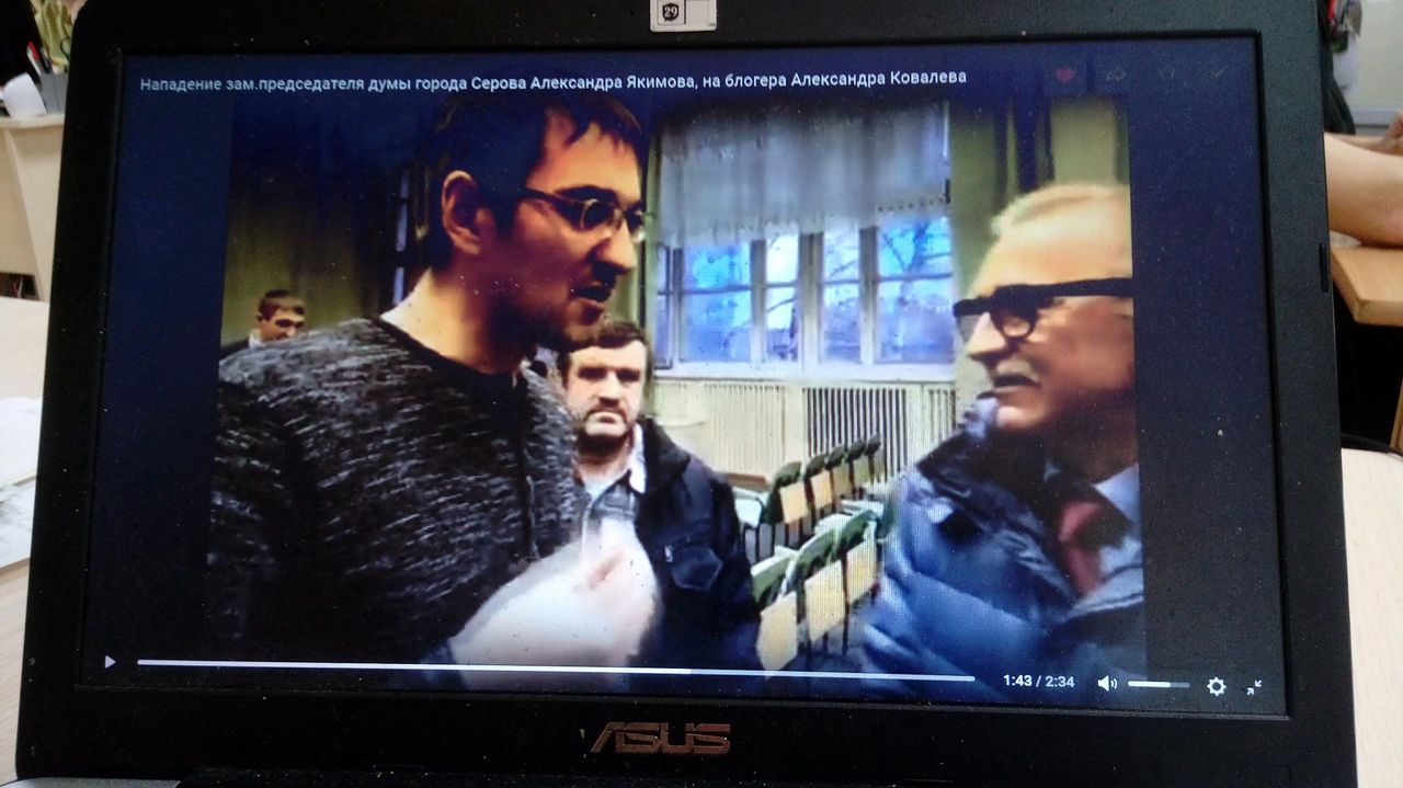 Заместитель председателя Думы выбил телефон из рук блогера, снимавшего встречу серовчан с "Рифеем"