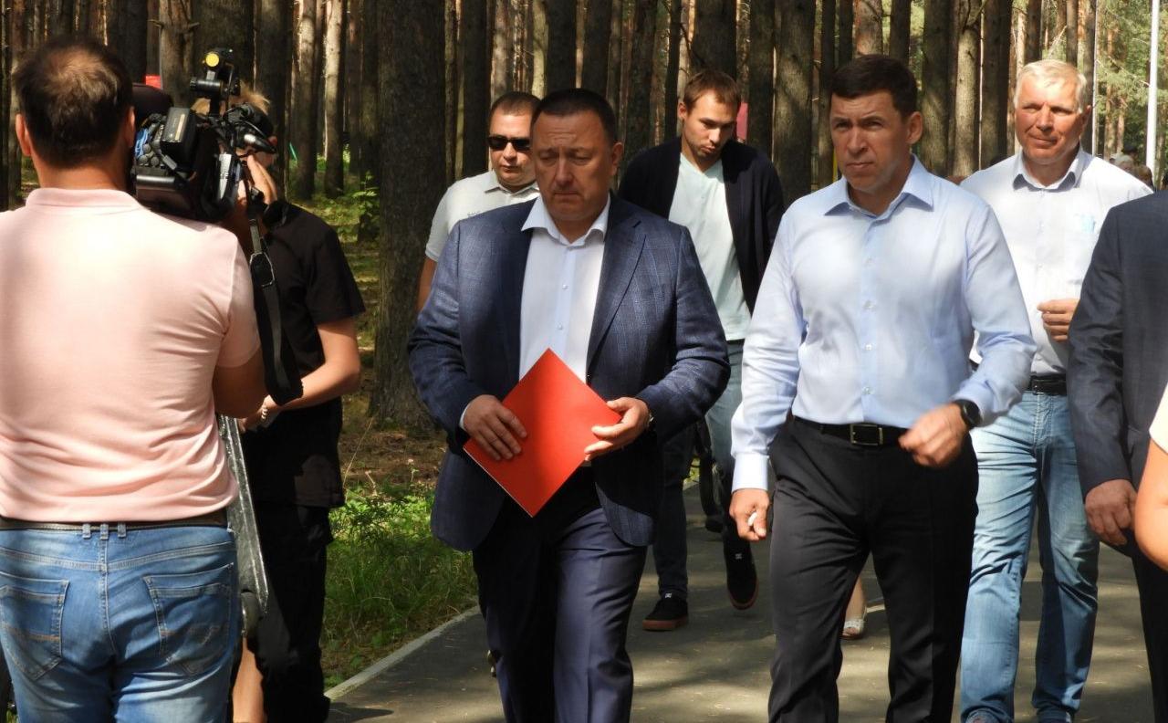 Мэр Карпинска получил от губернатора красную папку с жалобами горожан. Поручено с ними разобраться