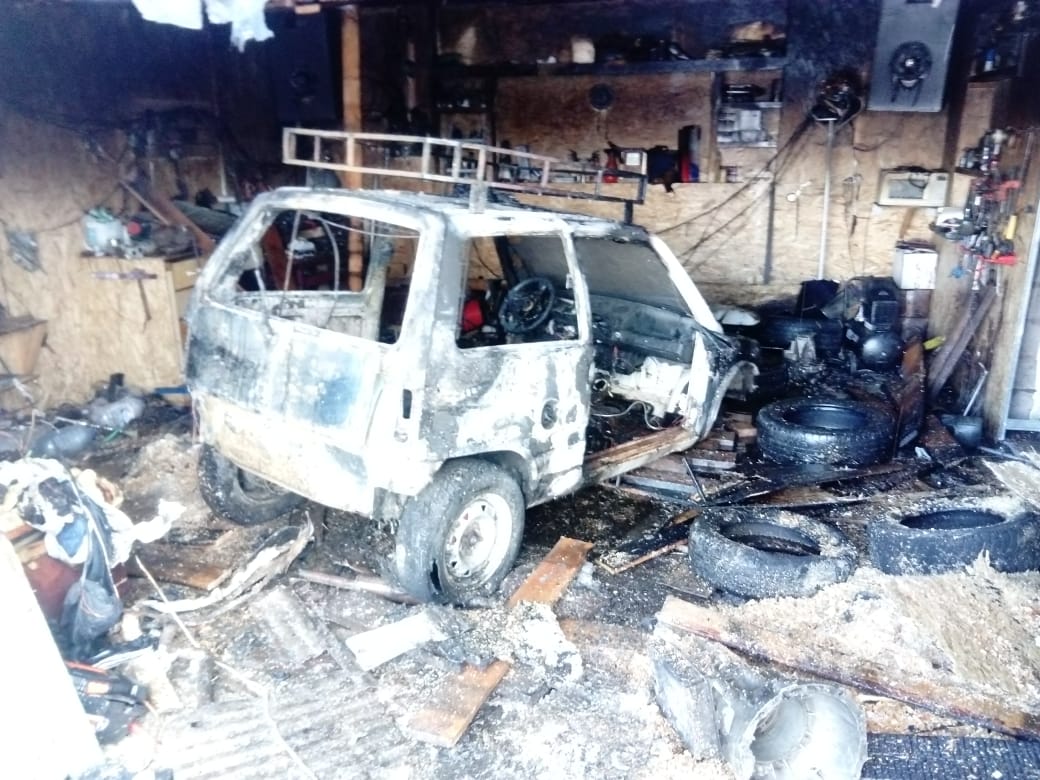 В Волчанске сгорел гараж с автомобилем внутри. Хозяин получил ожоги