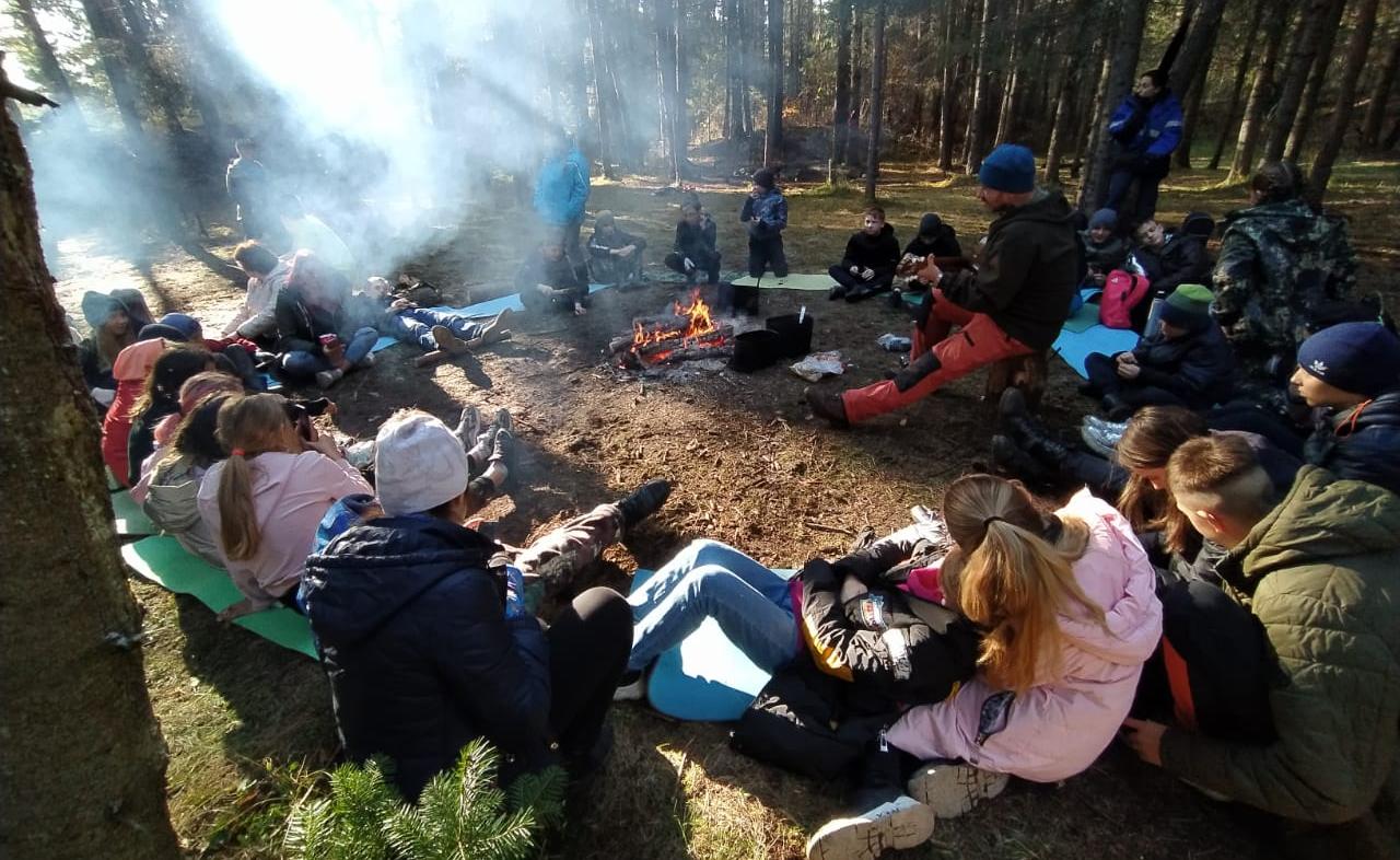 Опытные туристы Волчанска и Североуральска отвели школьников в лес и провели там семинар