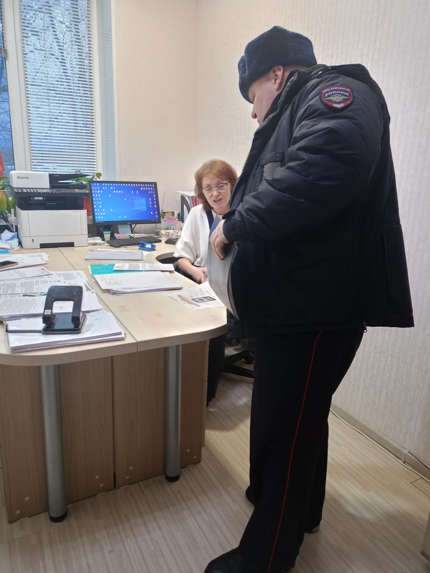 Участковые рассказывают сотрудникам управляющих компаний об уловках мошенников