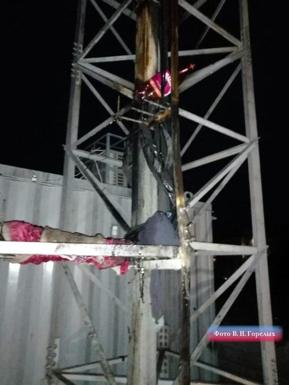 Женщина пыталась сжечь... вышку связи. Из-за "вреда здоровью"