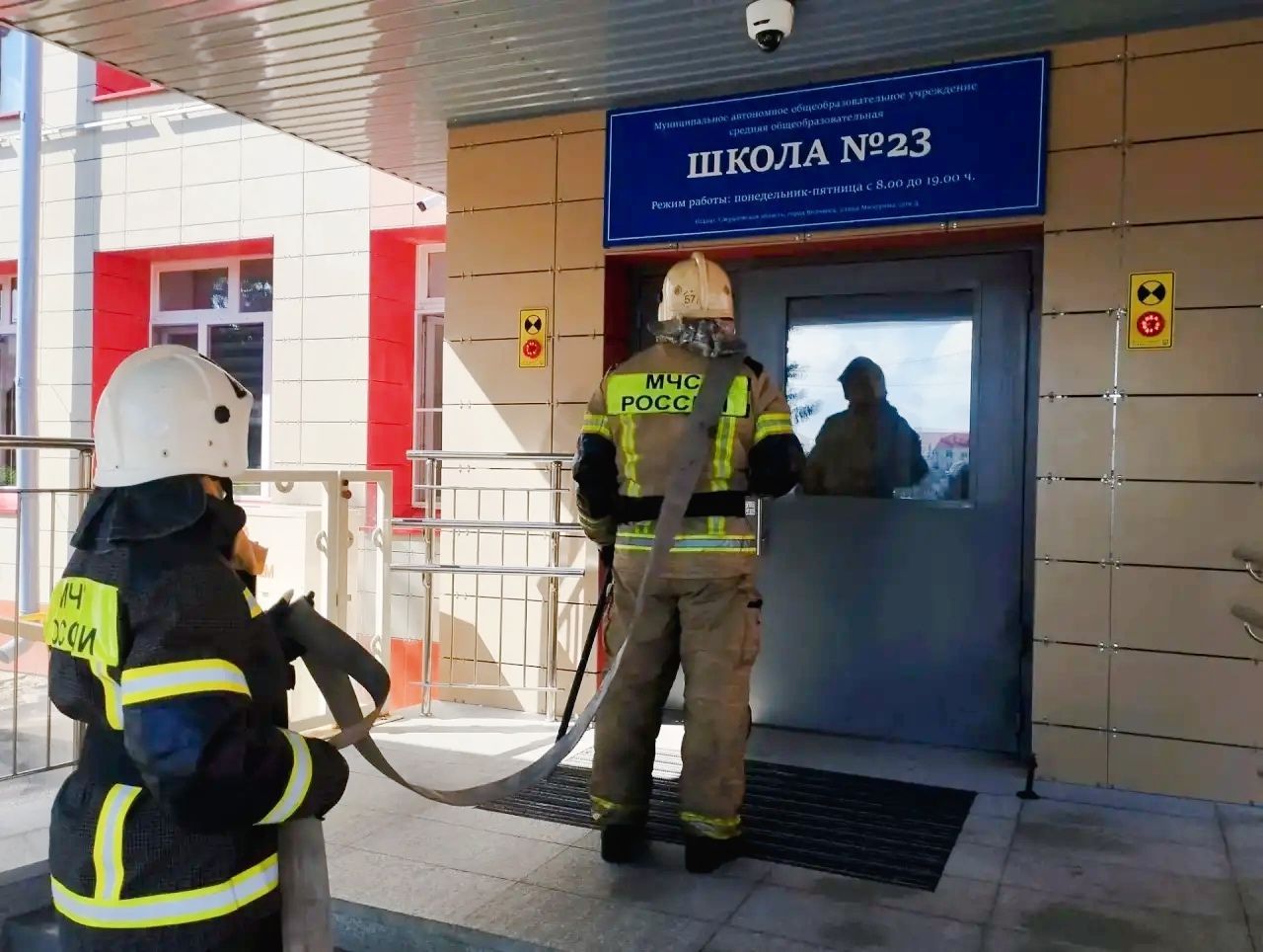 Волчанские пожарные провели еще одну тренировку. На этот раз площадкой для учений стала школа №23