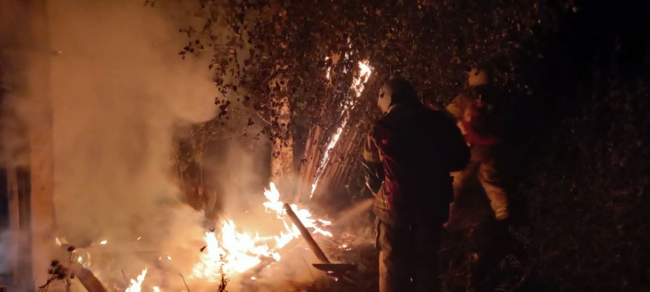 В Волчанске горели деревянный забор и квартира в пятиэтажном доме