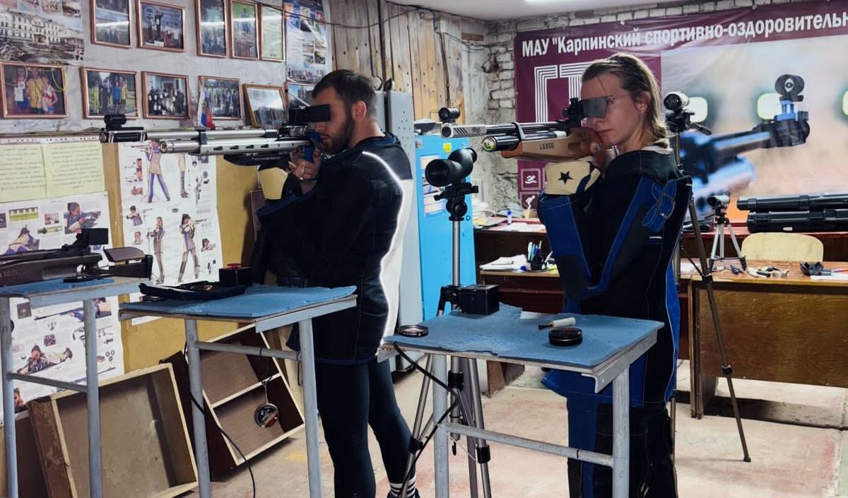 Директор волчанской спортшколы и его зам стали призерами на турнире по стрельбе в Карпинске