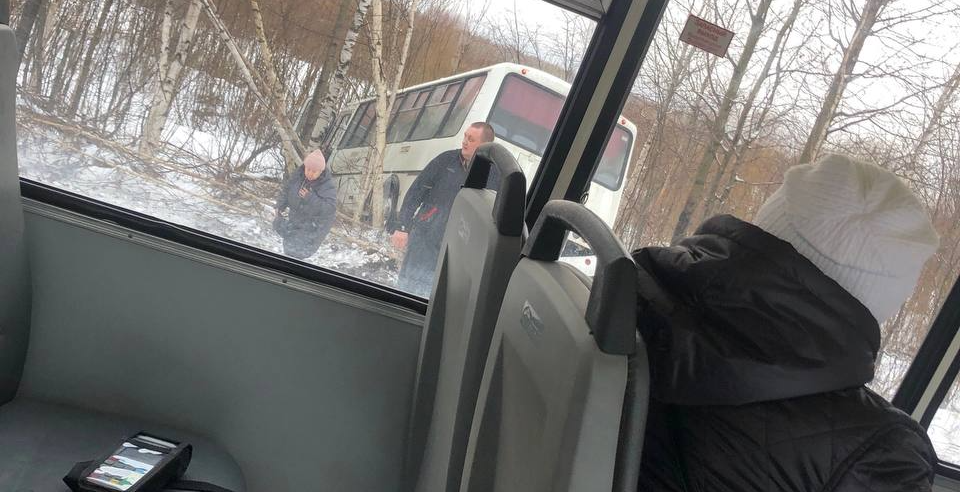 Между Карпинском и Волчанском пассажирский автобус вылетел в кювет