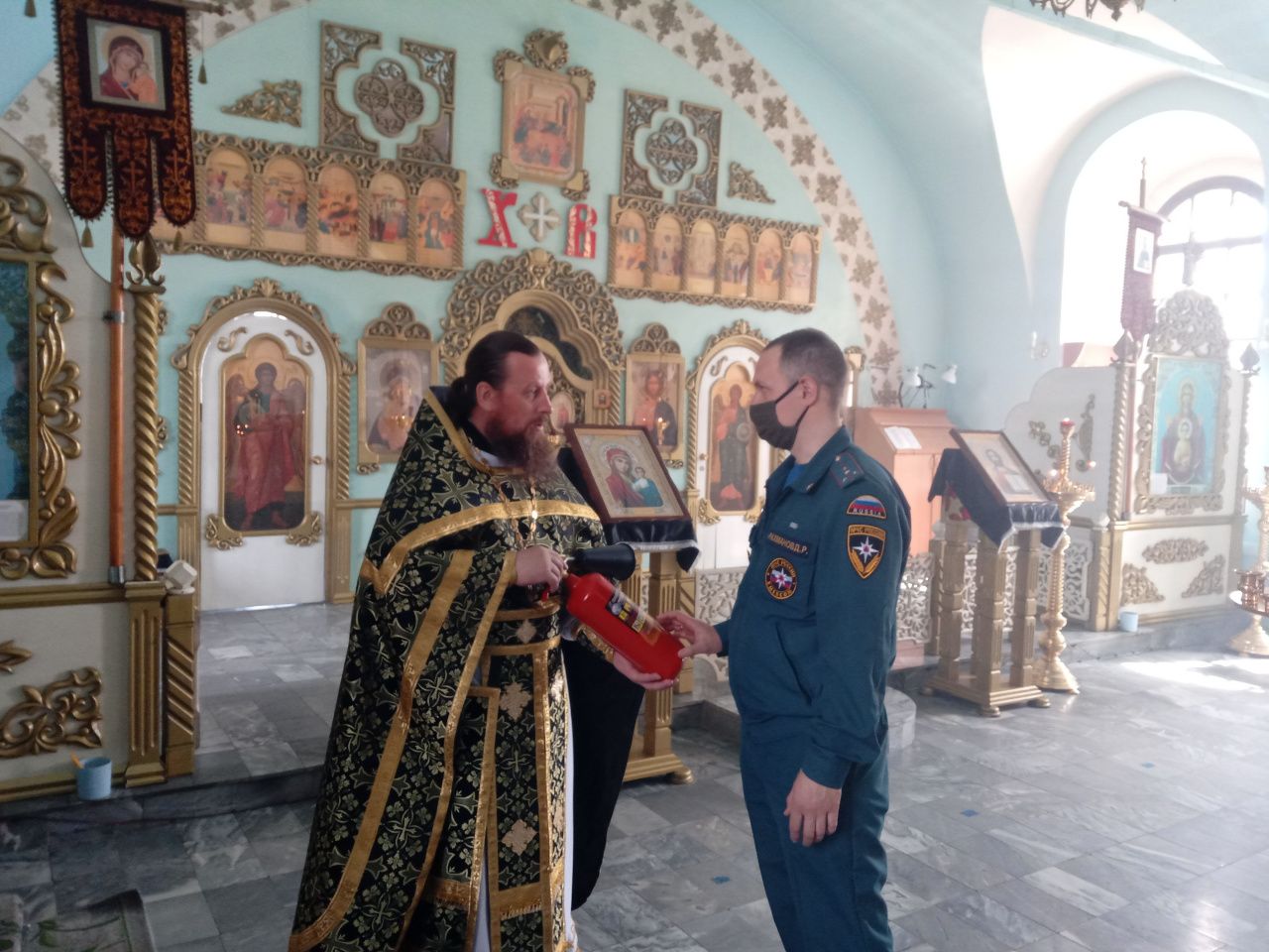 Сотрудники ОНД напомнили священнослужителям о правилах пожарной безопасности. Скоро Пасха