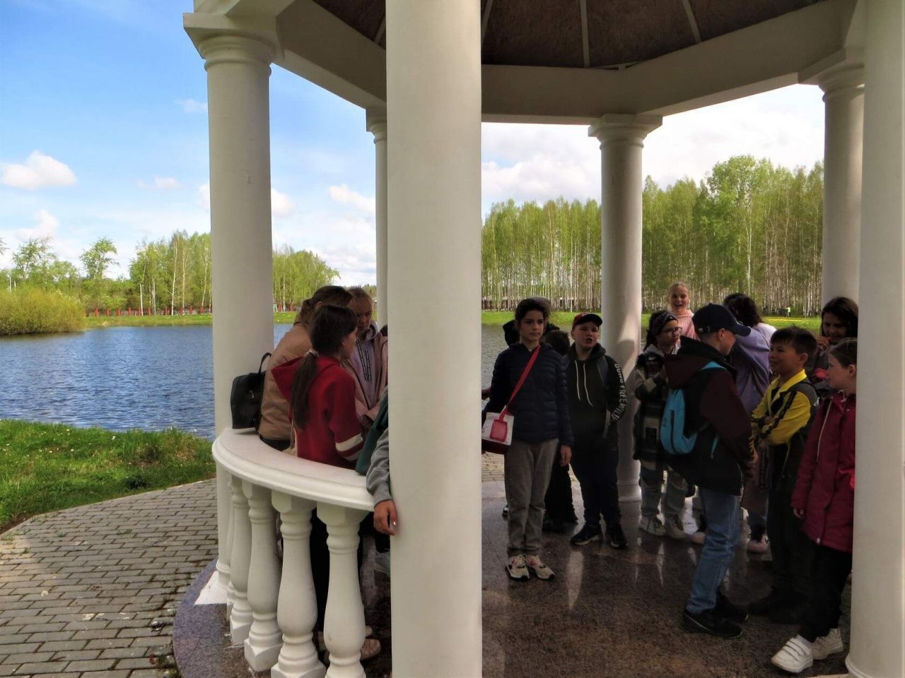 В Волчанске прошла экскурсия для карпинских школьников. Дети катались на трамвае, кормили рыб и готовили пиццу