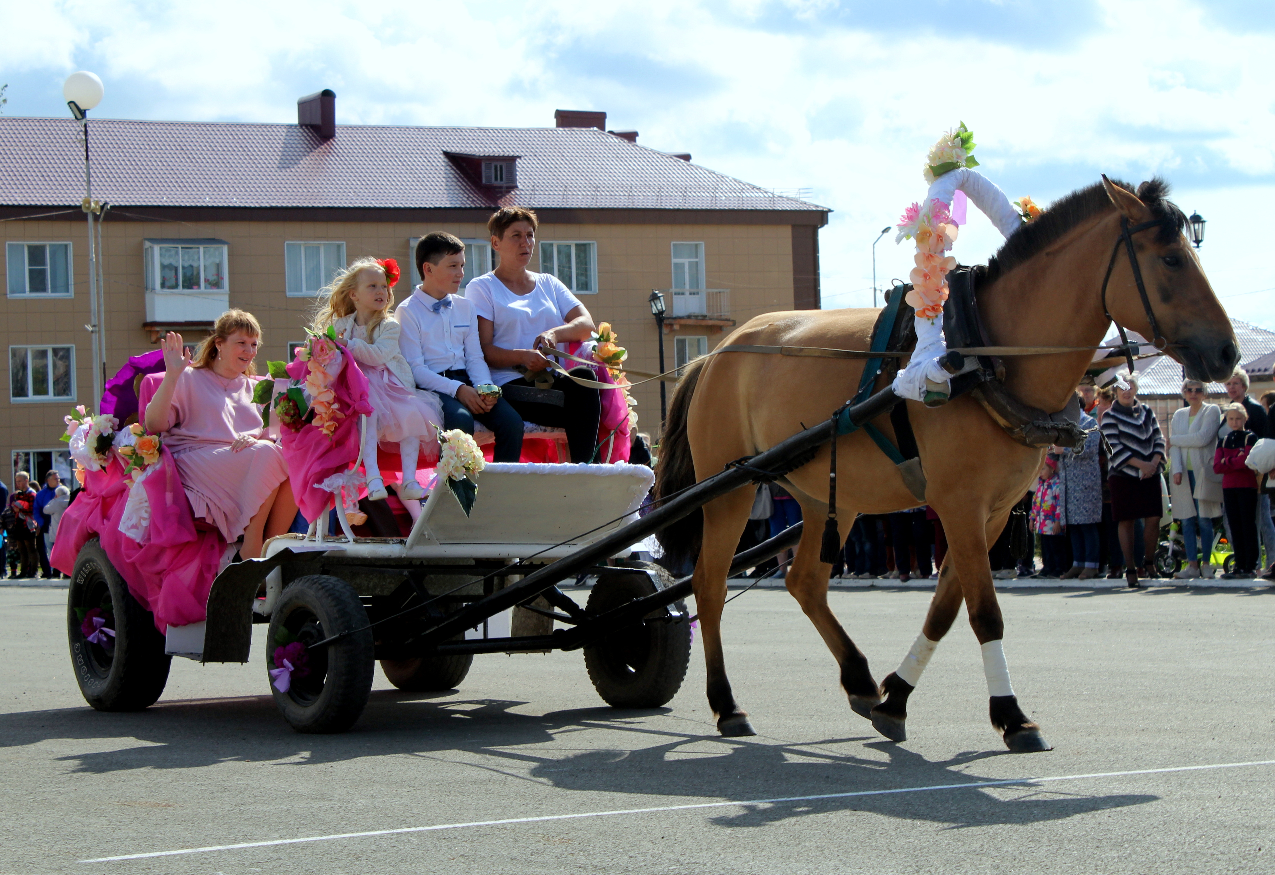 Администрация в повозке, праздник огурцов и популярные исполнители: Волчанск отметил День города