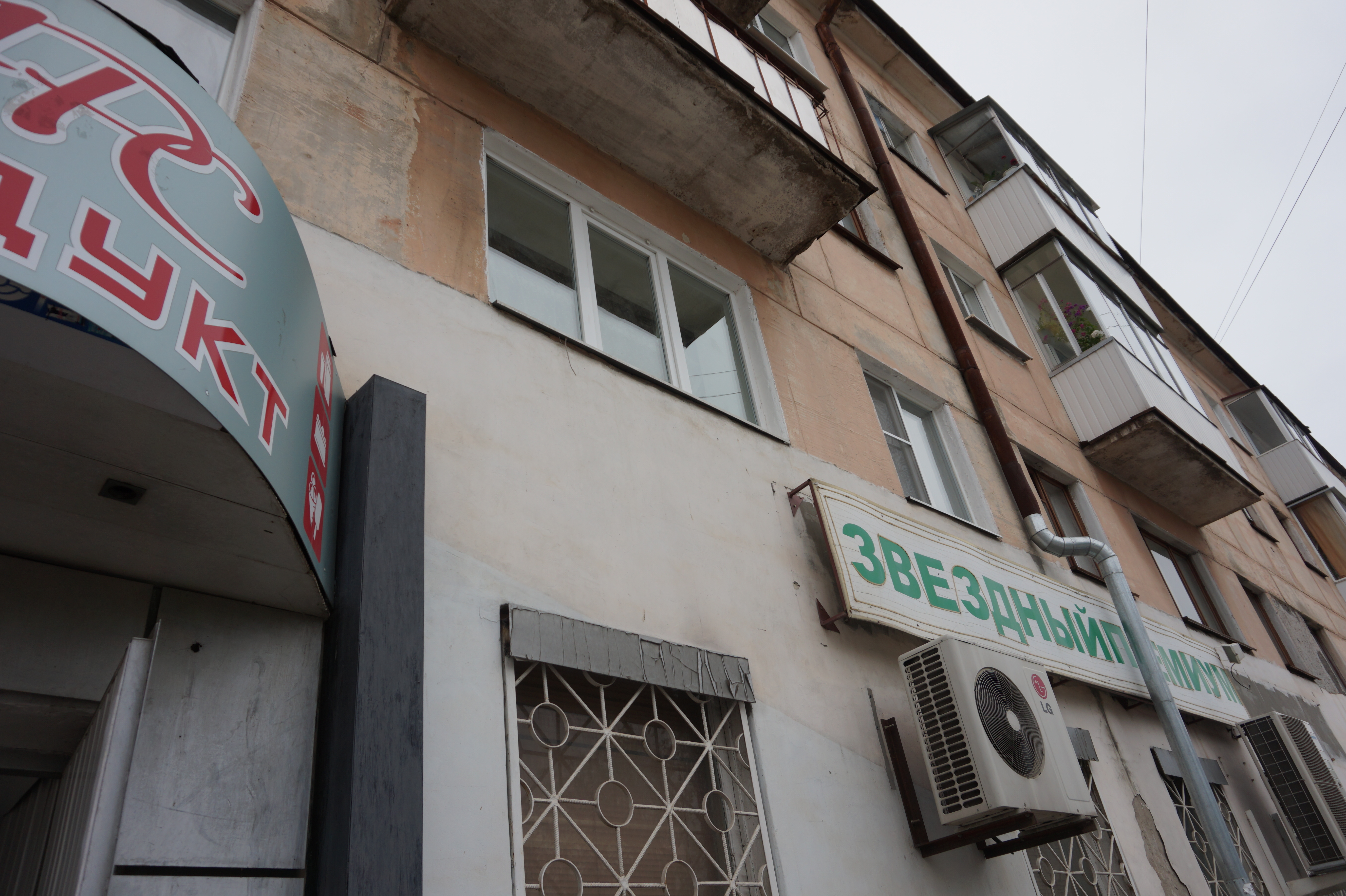 В Североуральске двое малышей выпали из окна второго этажа