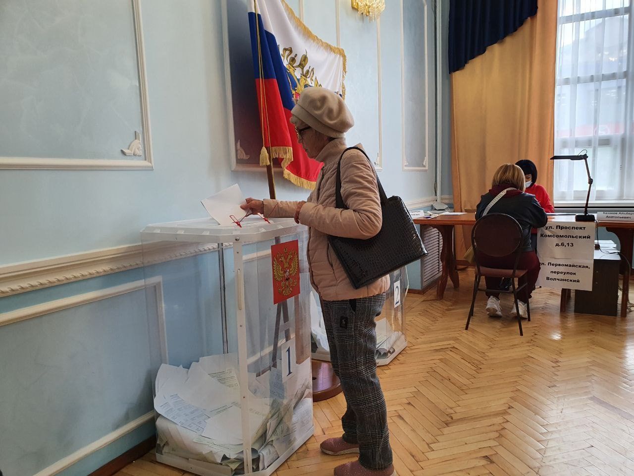 Волчанск выбирает депутатов и губернатора. Как идет голосование на самом большом и красивом избирательном участке