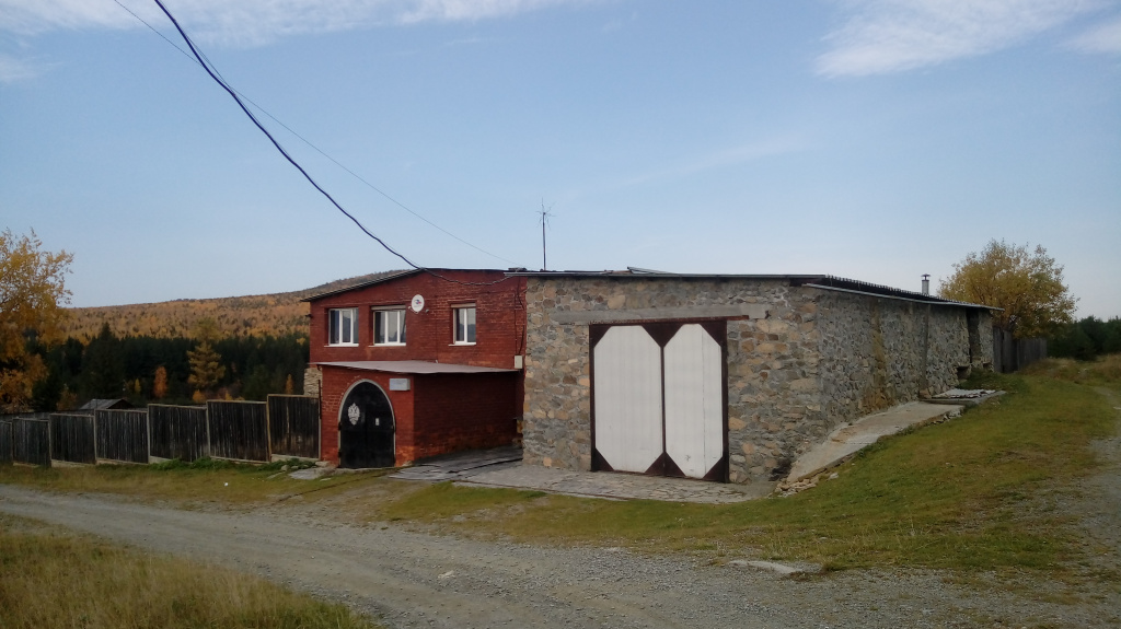 Дом Юрия Фролова в поселке Покровск - Уральский. Сюда в 2010 году с обыском по делу о вымогательстве взятки нагрянули правоохранители. Фото: Андрей Клеймёнов, "Глобус" 