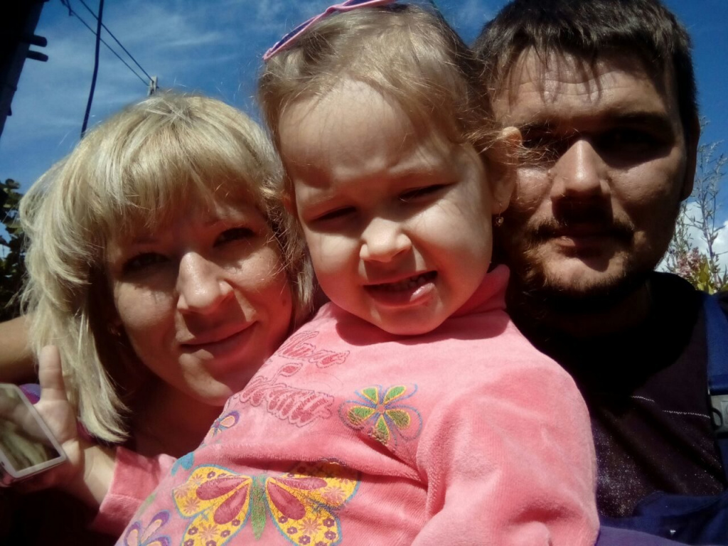 Татьяна с мужем и младшей дочерью. Фото: семейный архив Лазаревых