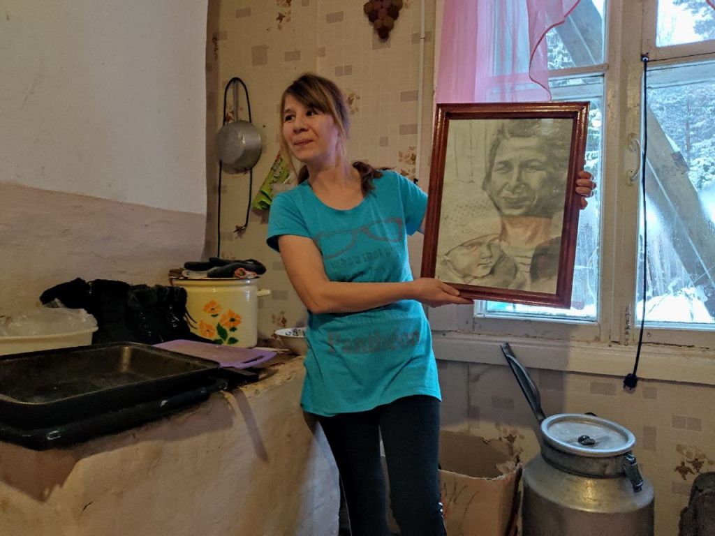 Это рисунок Димы. Карандашом он нарисовал себя и маму. Галина хранит рисунок на память о погибшем в зоне сыне. Фото: Андрей Клеймёнов, "Глобус"