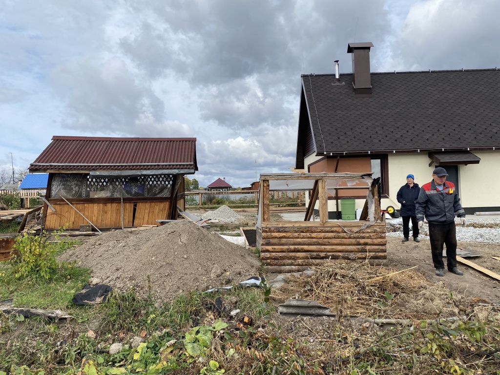 Сосьвинцы спешать привести участок в порядок. Фото: Анна Куприянова, "Глобус"