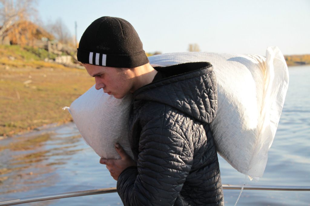 Из райцентра Андрей привез не только повестку, но и продукты. В Пуксинке они не бывают лишними. Фото: Константин Бобылев, "Глобус"