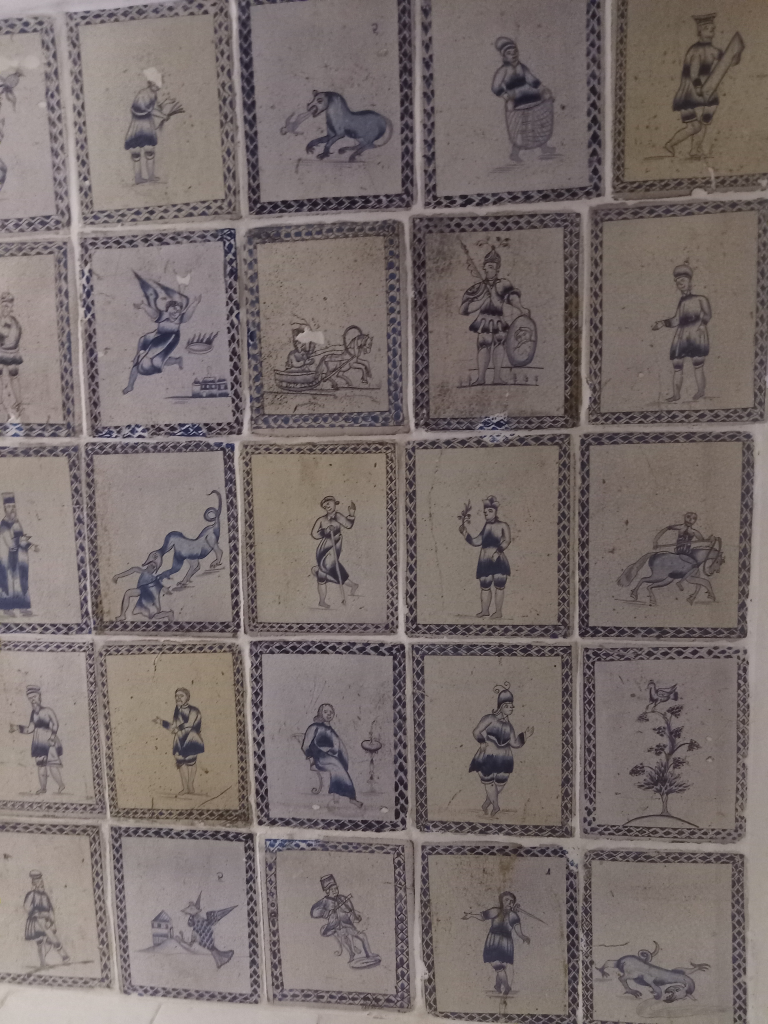 Эта плитка была изготовлена местными мастерами. Фото: Екатерина Баязитова