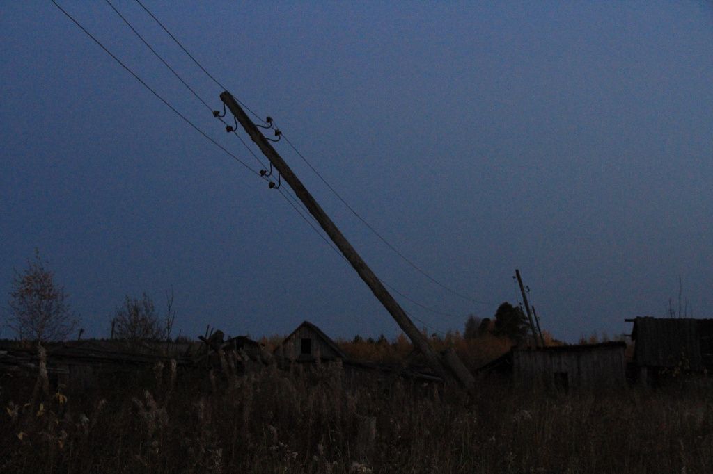 Большая проблема в Пуксинке - состояние опор освещение. Периодически старые столбы валит сильным ветром. И жители поселка сидят без света. Фото: Константин Бобылев, “Глобус”
