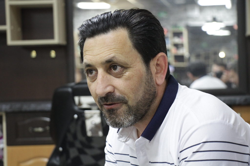 Общий стаж Теймура Абдуллаева, парикмахера и барбера, около 20 лет. Фото: Константин Бобылев, “Глобус”