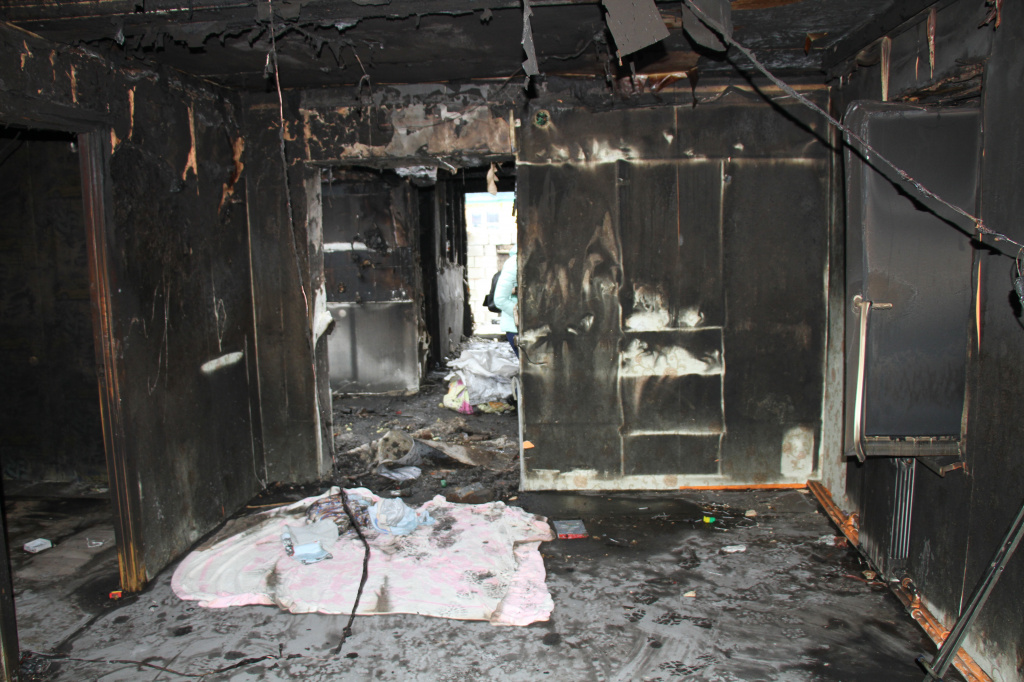 Пожар повредил стены дома. Фото: Константин Бобылев, "Глобус"