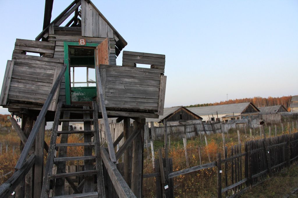 Брошенное зоновское хозяйство ветшает. Скоро ходить там будет опасно. Фото: Константин Бобылев, "Глобус"